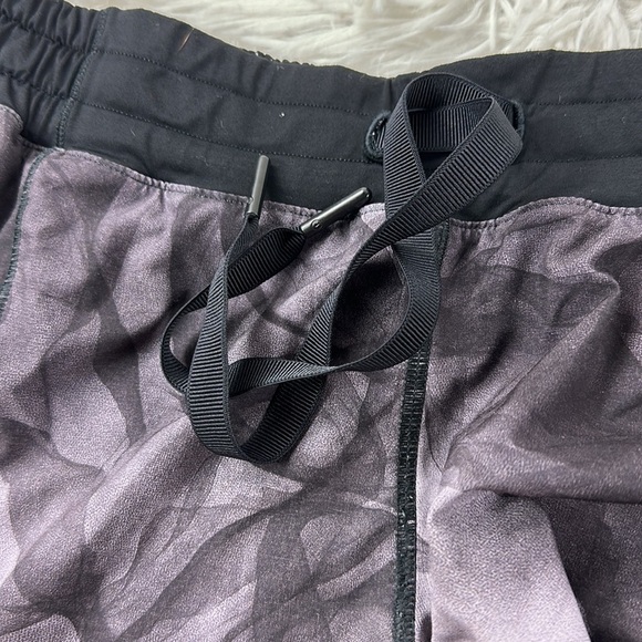 Lululemon Hotty Hot Short (2 1/2" ) Mini Midnight Tulle Multi Black / Black - Picture 3 of 7
